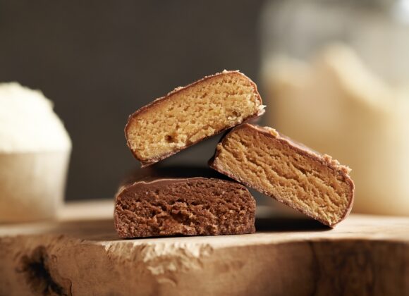 Polacy wkręceni w białko. Dietetyk radzi, jak wybierać produkty proteinowe i podejść do postanowień noworocznych Three,Vegetarian,Protein,Chocolate,Bars,With,A,Jar,Of,Whey