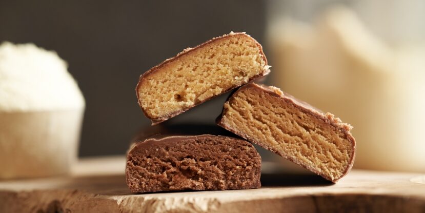 Polacy wkręceni w białko. Dietetyk radzi, jak wybierać produkty proteinowe i podejść do postanowień noworocznych Three,Vegetarian,Protein,Chocolate,Bars,With,A,Jar,Of,Whey