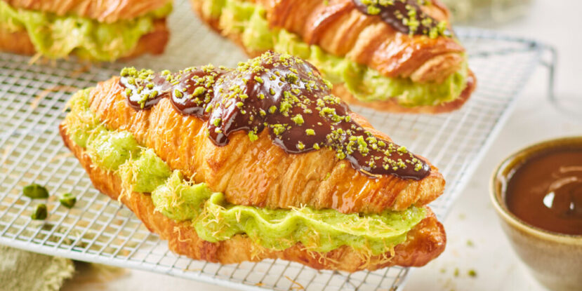 Trendy piekarniczo-cukiernicze 2026. Jak zmieniają się oczekiwania konsumentów i co to oznacza dla rynku? Croissant z kremem pistacjowy_Bridor
