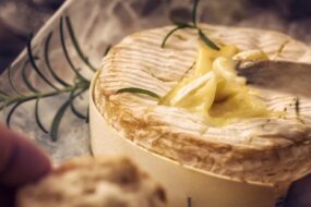 Zapiekany camembert z&nbsp;pomidorkami, papryką i&nbsp;szynką parmeńską