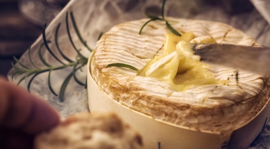 Zapiekany camembert z&nbsp;pomidorkami, papryką i&nbsp;szynką parmeńską