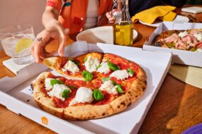 Margherita rządzi, ananas przegrywa. Dane Pyszne.pl rozwiewają pizzowe mity