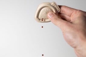 Holy Carp!, czyli kompostowalne opakowanie, które zastępuje plastikową rybkę do&nbsp;sosu sojowego