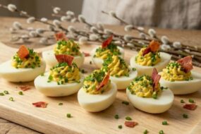 Jajka faszerowane z&nbsp;szynką parmeńską i&nbsp;szczypiorkiem