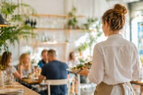 PIP z&nbsp;nowymi uprawnieniami w&nbsp;szczycie sezonu. Branżę HoReCa czeka fala kontroli.