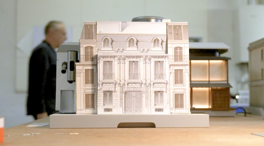 De’longhi i&nbsp;mistrz miniatur Simon Weisse prezentują „najmniejszą kawiarnię świata” na&nbsp;Milan Design Week 2026