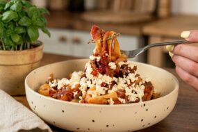 Makaron z&nbsp;wędzonym twarogiem, polędwicą wołową i&nbsp;czerwoną cebulą