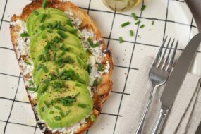 Tost z&nbsp;awokado, fetą i&nbsp;czerwonym pieprzem. Prosty przepis na&nbsp;szybki lunch