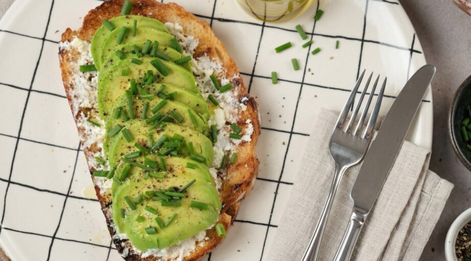 Tost z&nbsp;awokado, fetą i&nbsp;czerwonym pieprzem. Prosty przepis na&nbsp;szybki lunch