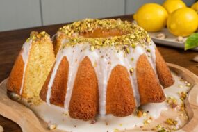 Babka cytrynowa z&nbsp;lukrem i&nbsp;pistacjami. Wielkanocny klasyk.