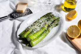 Chrupiące szparagi z&nbsp;patelni z&nbsp;parmezanem i&nbsp;chili