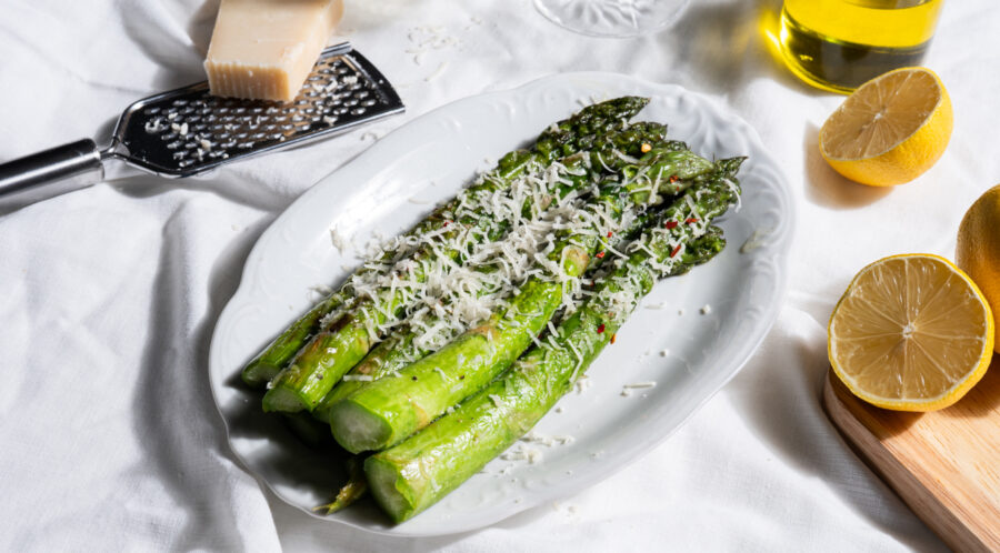 Chrupiące szparagi z&nbsp;patelni z&nbsp;parmezanem i&nbsp;chili
