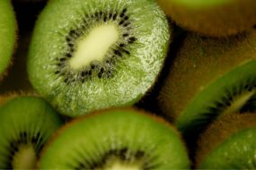 Sok z&nbsp;kiwi ze&nbsp;skórką. Zielony koktajl, który&nbsp;wpisuje się w&nbsp;trend „superfoods”