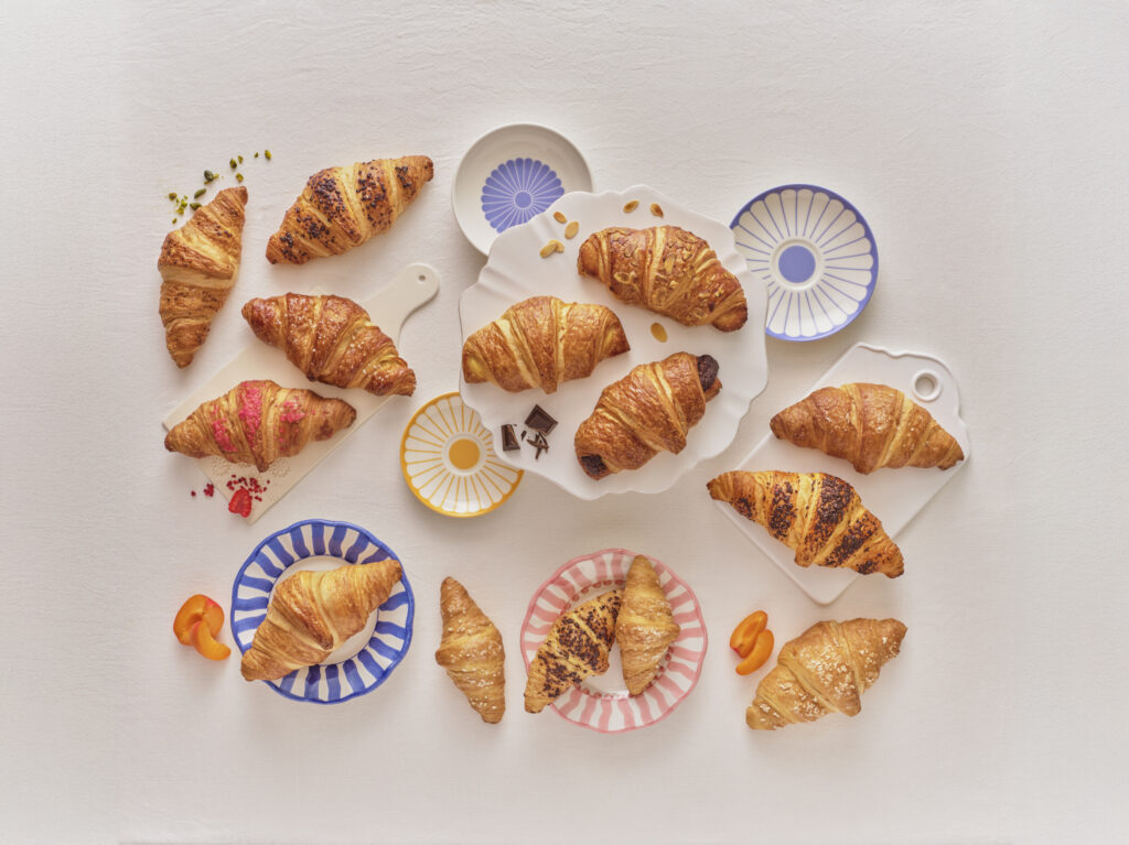 Croissant do&nbsp;kawy, na&nbsp;lunch i&nbsp;w&nbsp;drodze do&nbsp;pracy. Jak zmieniają się zwyczaje Polaków? [BADANIE]