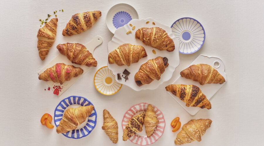 Croissant do&nbsp;kawy, na&nbsp;lunch i&nbsp;w&nbsp;drodze do&nbsp;pracy. Jak zmieniają się zwyczaje Polaków? [BADANIE]