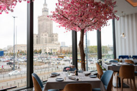 Dlaczego zawsze wybieramy stolik przy oknie? Psychologia restauracyjnych wyborów
