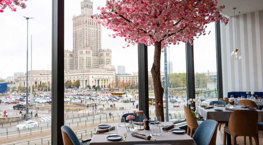 Dlaczego zawsze wybieramy stolik przy oknie? Psychologia restauracyjnych wyborów