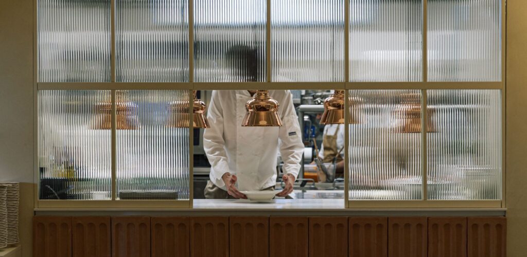 Napiwki w&nbsp;gastronomii. Kto naprawdę na&nbsp;nie&nbsp;pracuje?