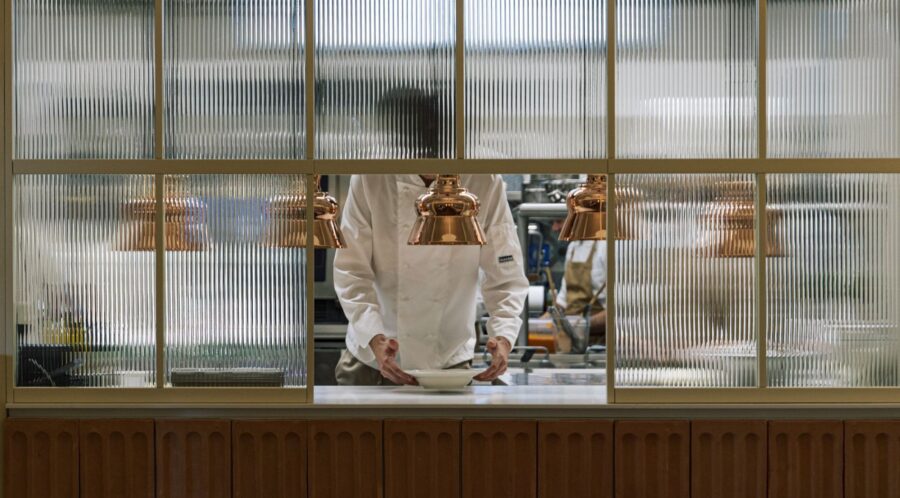 Napiwki w&nbsp;gastronomii. Kto naprawdę na&nbsp;nie&nbsp;pracuje?