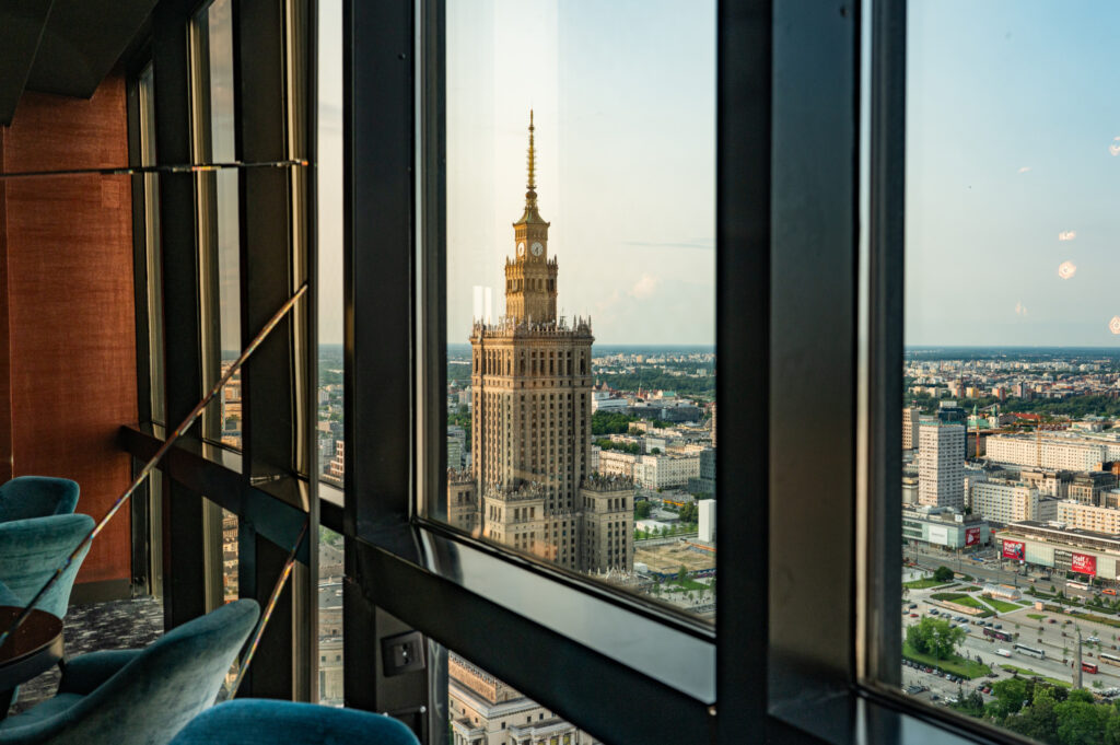Czy&nbsp;muzyka może sprawić, że&nbsp;zostaniemy w&nbsp;restauracji dłużej? Badanie pokazuje, że&nbsp;tempo ma&nbsp;znaczenie