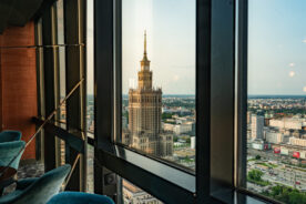 Czy&nbsp;muzyka może sprawić, że&nbsp;zostaniemy w&nbsp;restauracji dłużej? Badanie pokazuje, że&nbsp;tempo ma&nbsp;znaczenie