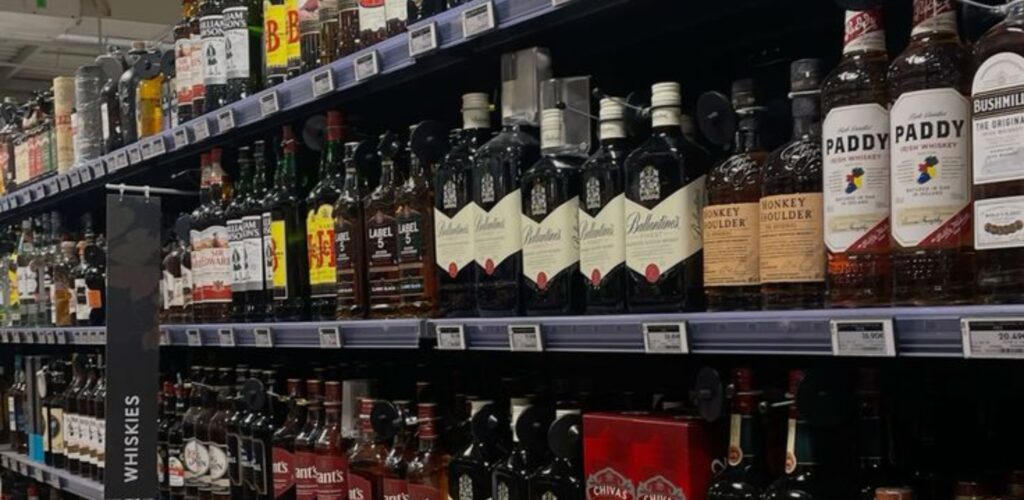 Sejm przyjął ustawę o&nbsp;nocnym zakazie sprzedaży alkoholu. Co&nbsp;zmieni się dla sklepów, gastronomii i&nbsp;branży reklamowej?