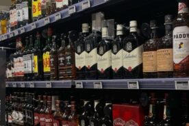 Sejm przyjął ustawę o&nbsp;nocnym zakazie sprzedaży alkoholu. Co&nbsp;zmieni się dla sklepów, gastronomii i&nbsp;branży reklamowej?