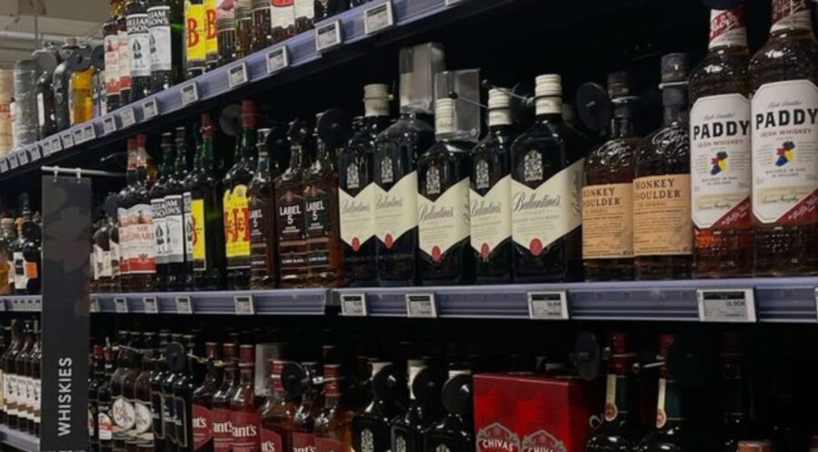 Sejm przyjął ustawę o&nbsp;nocnym zakazie sprzedaży alkoholu. Co&nbsp;zmieni się dla sklepów, gastronomii i&nbsp;branży reklamowej?