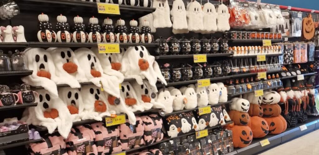 Biedronka i&nbsp;Smyk wycofują halloweenowe gadżety. Odpowiedzialność społeczna czy&nbsp;decyzja wizerunkowa?