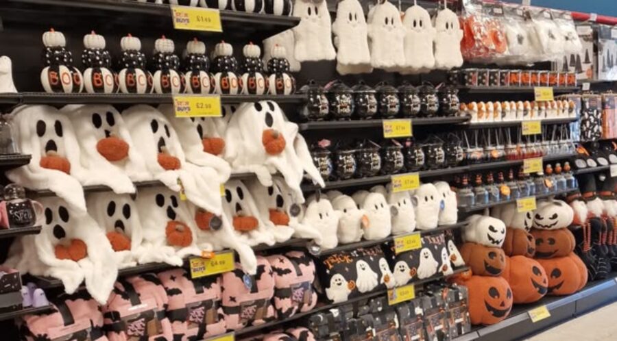 Biedronka i&nbsp;Smyk wycofują halloweenowe gadżety. Odpowiedzialność społeczna czy&nbsp;decyzja wizerunkowa?