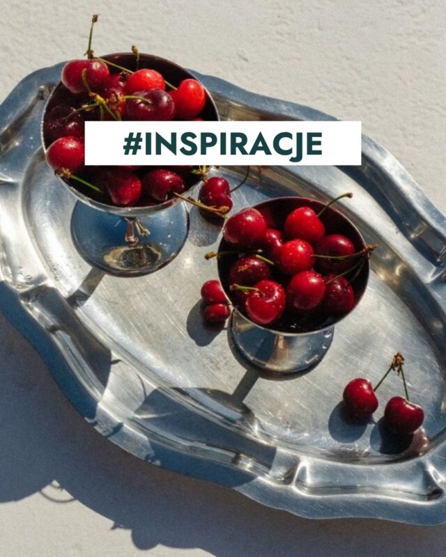Lato w wersji retro. 🍒✨ Wiśnie, czereśnie, wanilia, bita śmietana i desery, które wyglądają jak wyjęte z rodzinnego albumu zdjęć.W tym tygodniu zebraliśmy inspiracje pełne nostalgicznego klimatu, błyszczącego szkła, pastelowych kolorów i słodkich detali, które przywołują wspomnienia wakacji. ☀️Zapisz na później, jeśli też masz słabość do takiej estetyki. ❤️Źródło Instagram:📌 @ann_cc_ann📌@ liskin_dol📌 @beingtherebeauty📌 @zastyga📌@healthy.fit88#foodanddesign #foodinspiration #retroaesthetic #summerdesserts #foodstyling #vintageinspiration #foodphotography #summervibes #dessertlover #fooddesign