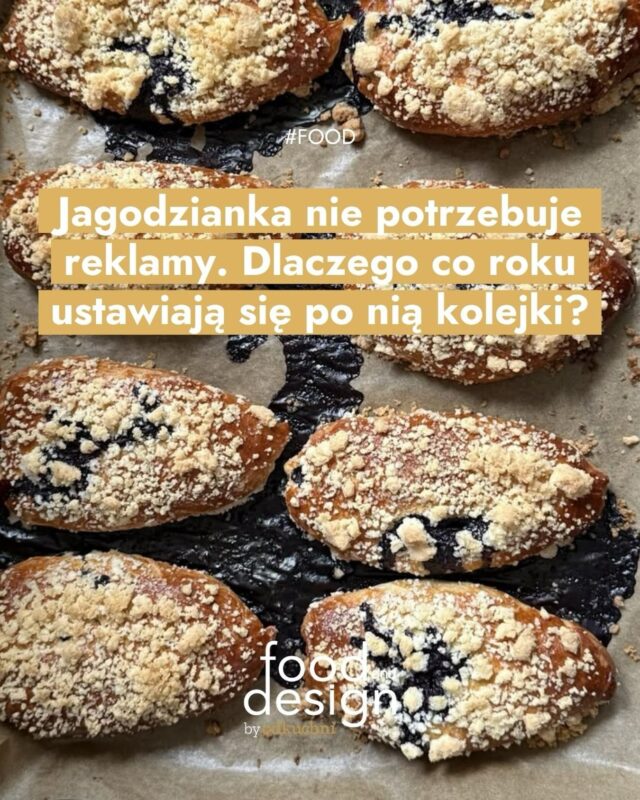 Jagodzianka to jeden z najlepiej zaprojektowanych produktów marketingowych w Polsce. 😍 Choć większość piekarni nie prowadzi wielkich kampanii reklamowych, co roku przed ich drzwiami ustawiają się kolejki.Dlaczego?✓ jagodzianka jest dostępna tylko przez chwilę,✓ budzi wspomnienia,✓ świetnie wygląda na zdjęciach,✓ kolejka sama staje się najlepszą reklamą.W nowym artykule analizujemy fenomen jagodzianki z perspektywy marketingu i zachowań konsumentów.👉  Link do artykułu w bio.#FoodAndDesign #Marketing #Gastronomia #Branding #TrendyKonsumenckie