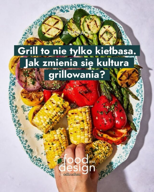 Grill to już nie tylko kiełbasa. 🔥✨ Coraz częściej obok mięsa pojawiają się warzywa, sery, owoce, domowe sosy i talerze pełne rzeczy do dzielenia się z innymi.Współczesne grillowanie bardziej przypomina długie letnie spotkanie niż szybkie przygotowanie obiadu. Liczy się atmosfera, wspólne gotowanie i jedzenie, które zachęca do spędzania czasu przy jednym stole.👉 Jeśli chcesz dowiedzieć się, jak zmienia się kultura grillowania, link do artykułu znajdziesz w bio.#foodanddesign #grillowanie #foodtrends #sharingfood #outdoordining