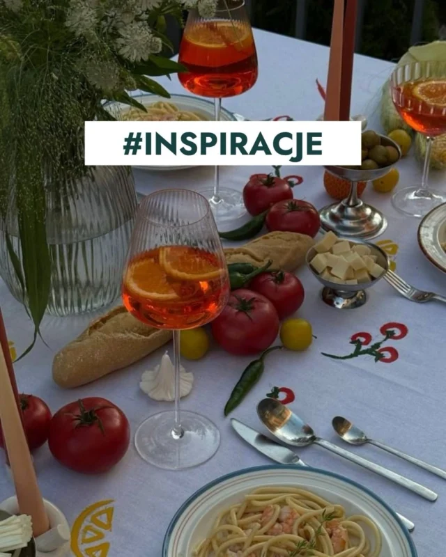 Włoskie lato przy stole. 🍋🍷 Karafki wina, spritze, pomidory, cytryny, vintage’owa ceramika i długi lunch, który płynnie przechodzi w kolację.W tym tygodniu zebraliśmy inspiracje pełne śródziemnomorskiego klimatu, ciepłych kolorów i stołów, które wyglądają tak, jakby właśnie skończyło się przy nich spotkanie z przyjaciółmi. ☀️Zapisz na później, jeśli też marzysz o takim letnim stole. ✨Źródło Instagram:📌 @hannahmarx📌 @outofuseberlin📌 @latavolarusticatrattoria📌 @cabanamagazine📌 @ninodal1934#foodanddesign #tablesetting #italiansummer #summerinspiration #foodstyling