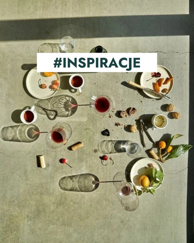 Upał w mieście. ☀️ Arbuz prosto z lodówki, zimny tonic, sorbety, kostki lodu i światło odbijające się od rozgrzanych powierzchni.W tym tygodniu zebraliśmy inspiracje, które najlepiej oddają klimat najgorętszych dni lata - pełne soczystych owoców, orzeźwiających kolorów i miejskiej energii. ✨Zapisz na później, jeśli też zachwycasz się każdym letnim popołudniem!Źródło Instagram:📌 @thenewtinsomerset📌@seaspicemia📌 @hotelcaferoyal📌 @nettedxb📌 @teatroluxuryapartmentsfirenze#foodanddesign #summerinspiration #foodstyling #summervibes #colddrinks #watermelonseason #foodphotography #citysummer #fooddesign #foodinspiration