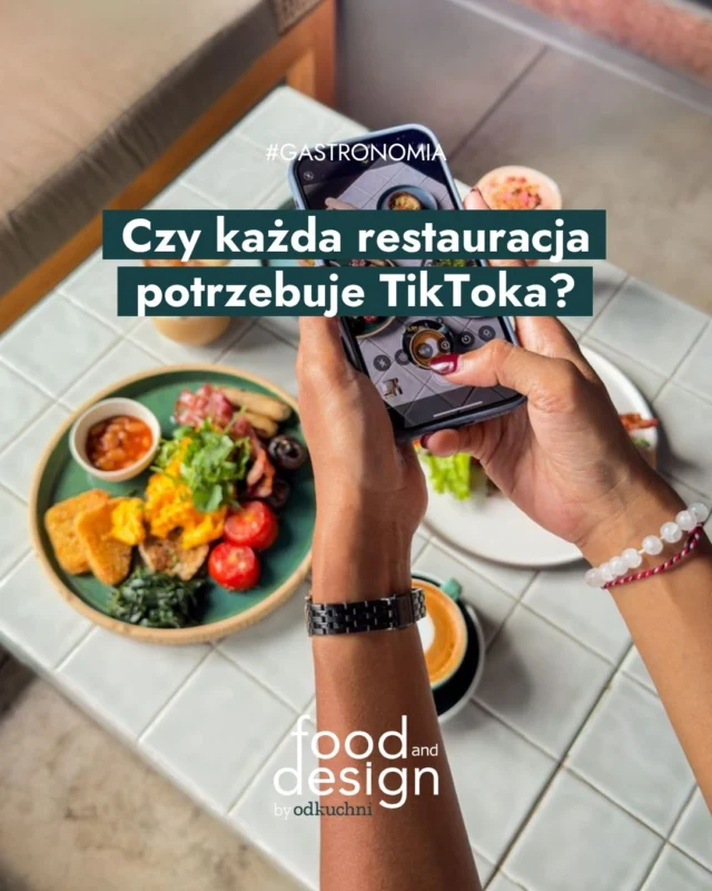 Czy TikTok jest dziś obowiązkowym kanałem dla każdej restauracji? 🤔 Choć platforma potrafi wygenerować ogromne zasięgi, nie zawsze przekłada się na realne decyzje gości. W gastronomii liczy się cały proces - od pierwszego kontaktu z marką, przez budowanie zaufania, aż po wizytę w lokalu.Dlatego TikTok i Instagram nie konkurują ze sobą. Pełnią po prostu różne funkcje. ✨W najnowszym artykule przyglądamy się temu, kiedy TikTok rzeczywiście wspiera rozwój restauracji, a kiedy lepiej skupić się na kanałach, które od lat wpływają na decyzje klientów.👉 Przeczytaj cały artykuł na foodanddesign.pl, link w bio!#foodanddesign #gastronomia #marketinggastronomiczny #horeca #socialmedia