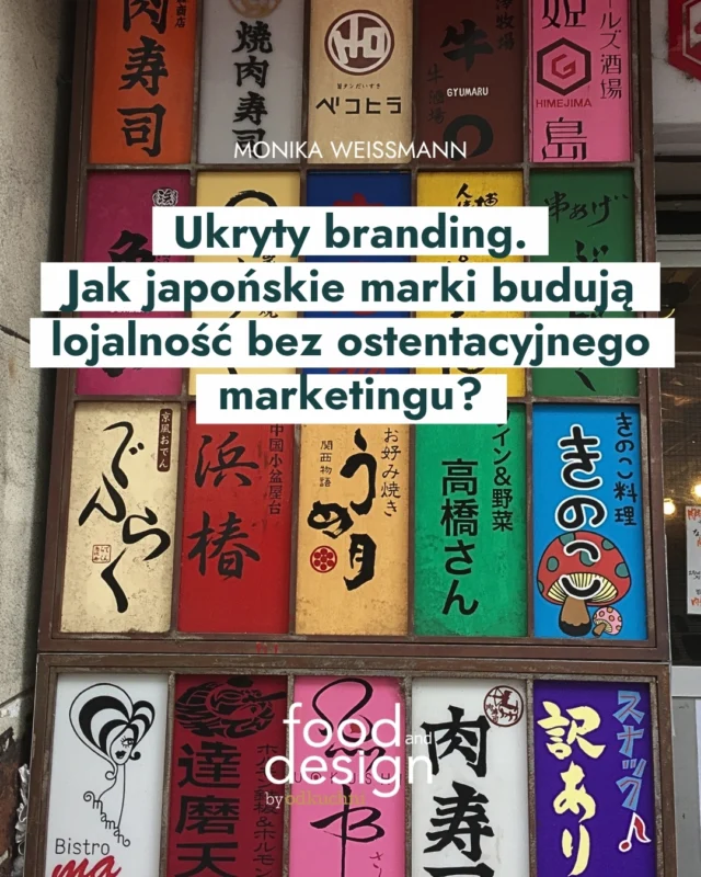Czy marka może budować lojalność... nie zwracając na siebie uwagi? 🤔 Japońskie restauracje od lat udowadniają, że branding to znacznie więcej niż logo czy komunikacja. Czasem o tym, czy gość wróci, decydują detale, których nawet świadomie nie zauważa. ✨W nowym artykule Monika Weissmann - Ekspertka Food and Design, specjalizująca się w japońskiej kulturze kulinarnej oraz projektowaniu usług i marek - pokazuje, czego restauracje mogą nauczyć się od japońskiego podejścia do budowania doświadczeń.@kamoni_jp 👉 Przeczytaj cały artykuł na foodanddesign.pl. Link w bio!#foodanddesign #branding #hospitality #servicedesign #gastronomia