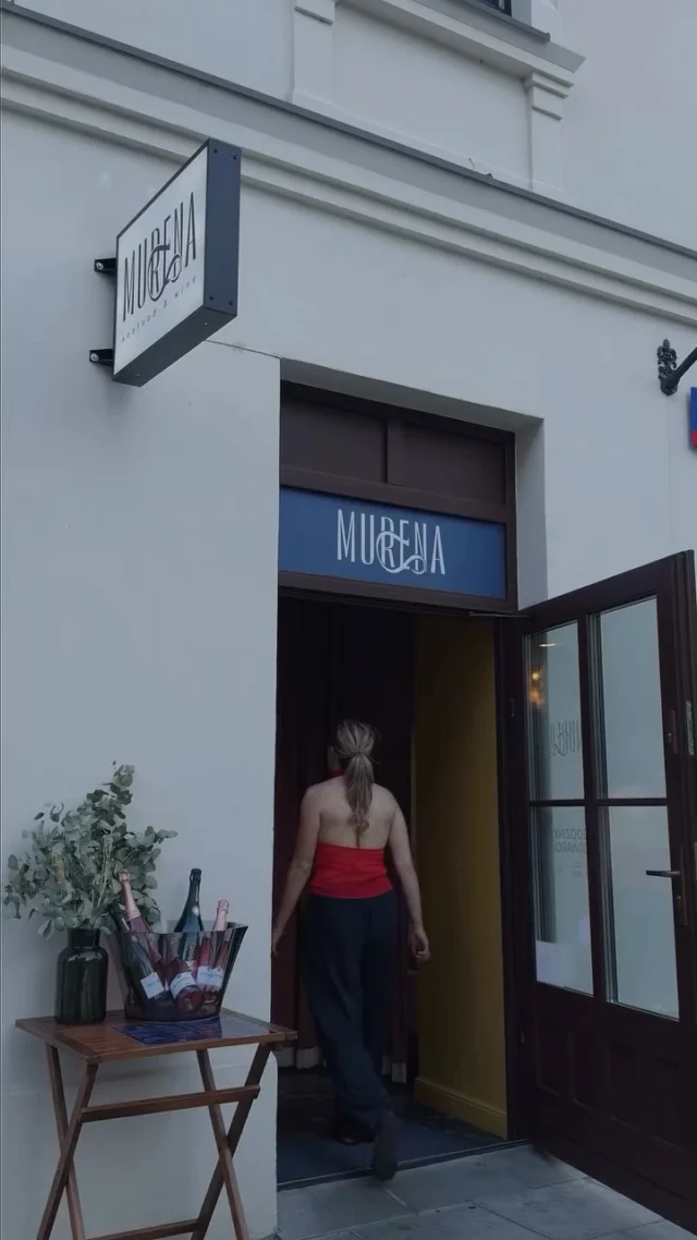 Dzisiaj zabieramy Was do restauracji Murena na warszawskim Powiślu. Działają od września 2025 roku, a już zdążyli trafić do Przewodnika Michelin - nie mogłyśmy tego przeoczyć! W piękny sierpniowy wieczór poszłyśmy sprawdzić, czym zachwyca ich japoński seafood sharing. 🤔@murena.warsaw 👉Jeśli chcecie poznać naszą pełną opinię o Murenie, zajrzyjcie do najnowszego artykułu na foodanddesign.pl. Link znajdziecie w bio.#FoodandDesign #Murena #Warszawa #Powiśle #WarsawFood