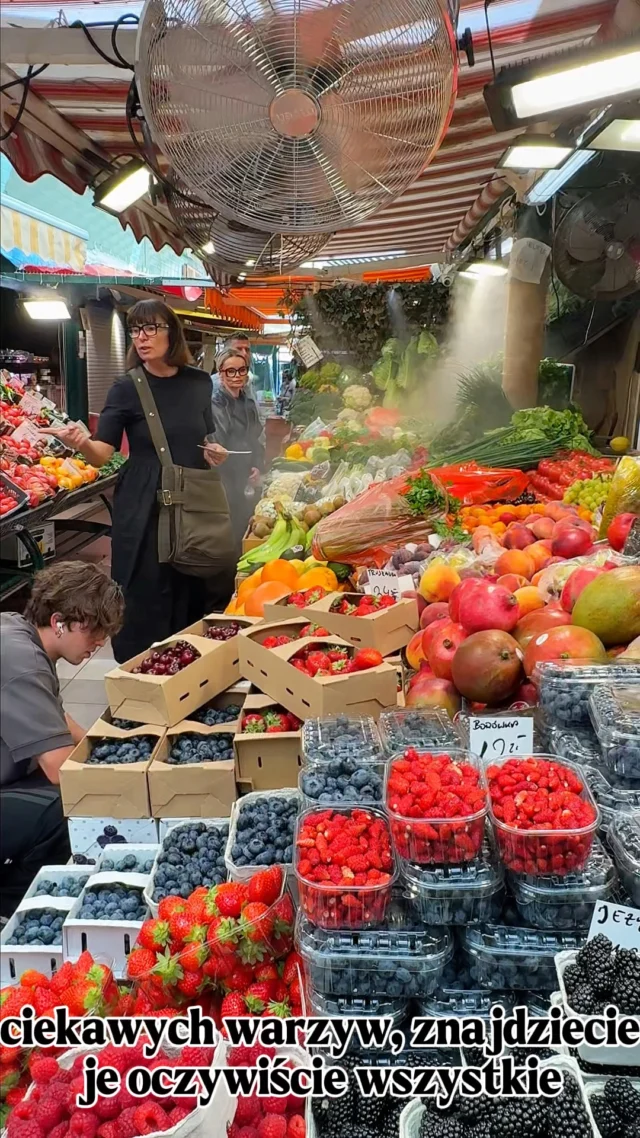 Zastanawiasz się, gdzie pod Halą Mirowską kupić jalapeño, dobry kozi ser albo porządne kiszonki? Pomożemy!Postanowiliśmy stworzyć serię, w której będziemy po kolei pokazywać Wam ciekawe stoiska i podpowiadać, czego konkretnie warto na nich szukać. 😊Na początek zapisujcie:Stoisko 120 - kiszonkiStoisko 154 - warzywa „U Braci”Stosiko 115 - seryStoisko 92 - przyprawy, orzechy i suszone owoceStoisko 67/68 - „U Krzesaka” - warzywa, owoce i mniej oczywiste produkty W rolce pokazujemy te miejsca trochę bliżej, a w artykule znajdziecie więcej informacji o każdym z nich i naszych poleceniach.I nie, to jeszcze nie koniec! W kolejnych materiałach będziemy odkrywać następne stoiska Hali Mirowskiej. 👀👉 Cały przewodnik przeczytacie na foodanddesign.pl. Link znajdziecie w bio.#FoodandDesign #HalaMirowska #Warszawa #ZakupyWarszawa #FoodGuide
