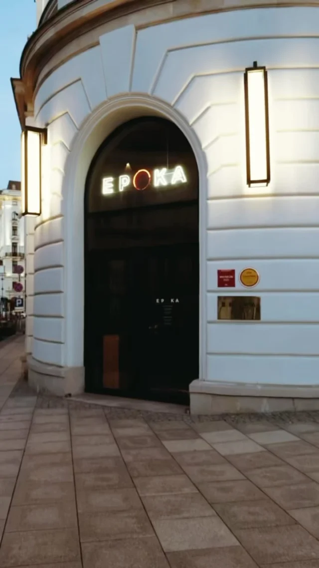 Czy polska kuchnia wciąż potrafi nas zaskoczyć? W warszawskiej Epoce, Marcin Przybysz sięga do dawnych książek kucharskich i zamienia historyczne receptury w autorskie menu degustacyjne. Jest tu sporo kulinarnej wyobraźni, nieoczywistych połączeń i dbałości o każdy detal. 🍽️

Czy @epokarestaurant zasługuje na gwiazdkę Michelin? Przeczytajcie relację z wizyty Magdy Malutko, CEO agencji kreatywnej @odkuchni.co i poznajcie jej opinię o restauracji.

👉 Cały tekst na foodanddesign.pl. Link w bio.

#FoodAndDesign #Epoka #MarcinPrzybysz #Warszawa #FineDining