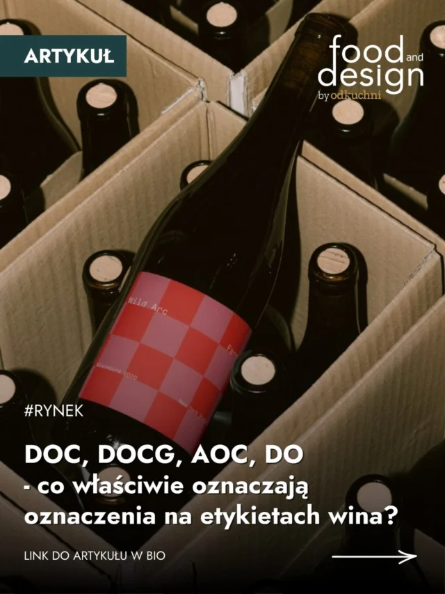DOC, DOCG, AOC, DO - jeśli te skróty na etykiecie wina niewiele Ci mówią, spokojnie. Nie trzeba być sommelierem, żeby zacząć je rozumieć.Za każdym z nich stoi konkretne miejsce i określone zasady produkcji. Włoskie DOC i DOCG, francuskie AOC i AOP czy hiszpańskie DO i DOCa odnoszą się do systemów ochrony nazw pochodzenia i oznaczeń geograficznych, ale nie są po prostu kolejnymi poziomami jakości wina. 🍷👉 Sprawdź, co właściwie oznaczają skróty na etykietach wina, na foodanddesign.pl. Link znajdziesz w bio.#FoodAndDesign #Wino #WineDesign #Sommelier #KulturaWina