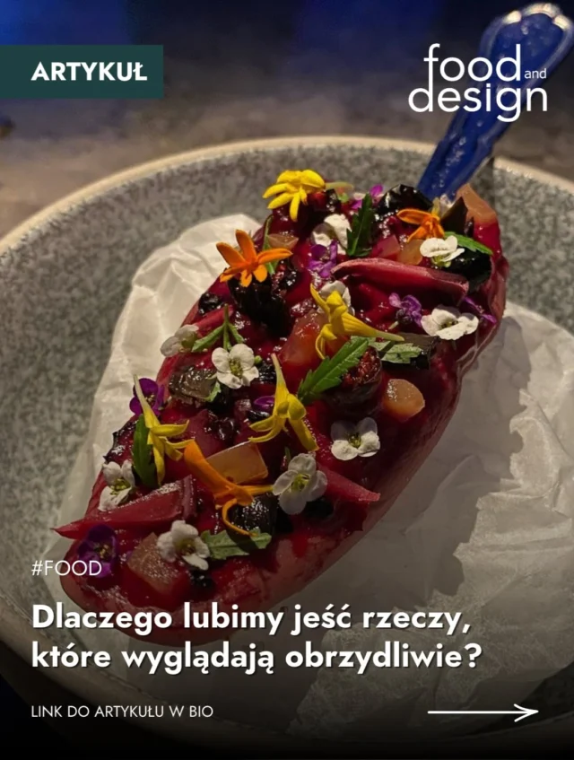 Dlaczego czasem najbardziej interesuje nas jedzenie, które na pierwszy rzut oka wcale nie wygląda apetycznie? 🤔Pleśń, galareta, robaki, czarne sosy czy dania przypominające coś zupełnie niejadalnego mogą wywoływać obrzydzenie, ale też… ciekawość. Halloween dobrze pokazuje ten mechanizm, w którym celowo odwraca się zasady: im bardziej coś wygląda niepokojąco, tym większą uwagę przyciąga.👉 Dlaczego obrzydzenie może być interesujące z perspektywy food designu? O tym przeczytasz na foodanddesign.pl. Link znajdziesz w bio.#FoodAndDesign #FoodDesign #Gastronomia #FoodPsychology #Halloween